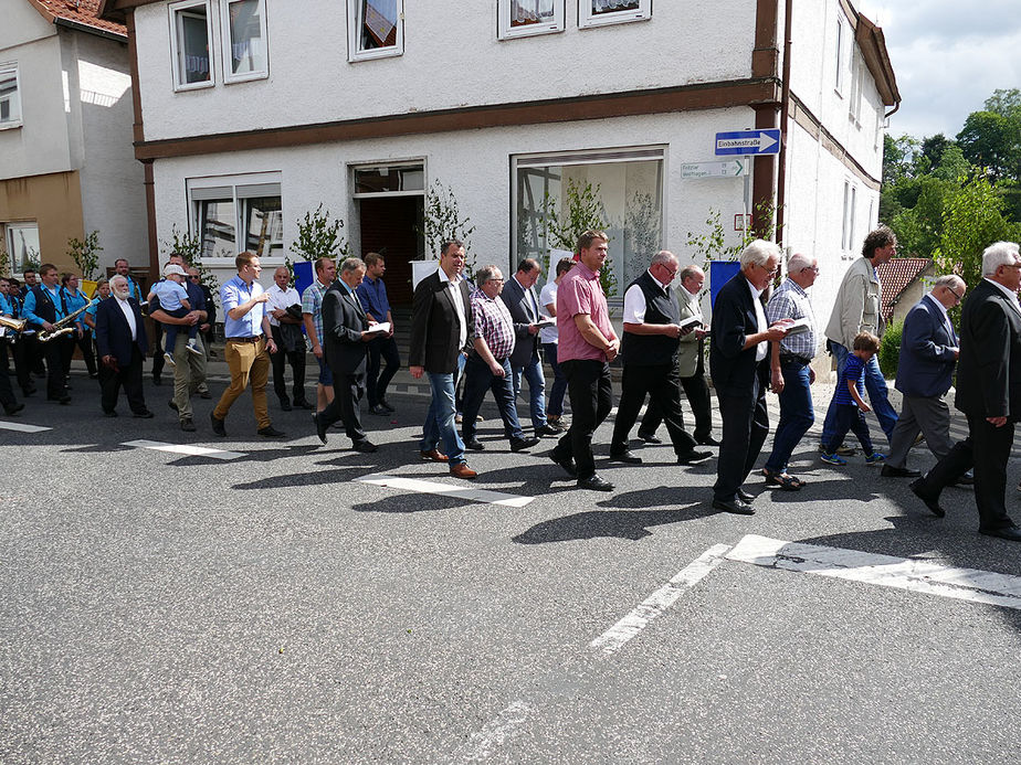 Fronleichnamsprozession durch die Straßen von Naumburg (Foto: Karl-Franz Thiede)